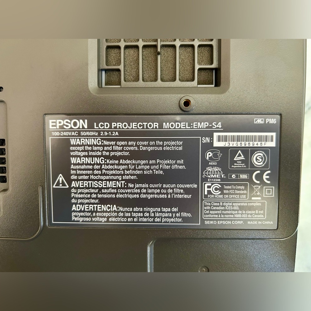 Epson LCD Projector model EMP: S4 with Black Carry Case and Power cables - Picture 5 of 13
